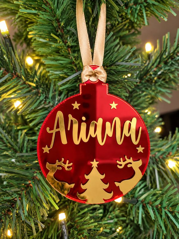 Bolita de Navidad roja espejo con el nombre Ariana en dorado