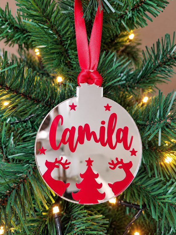 Bolita de Navidad plateada espejo con el nombre Camila en rojo