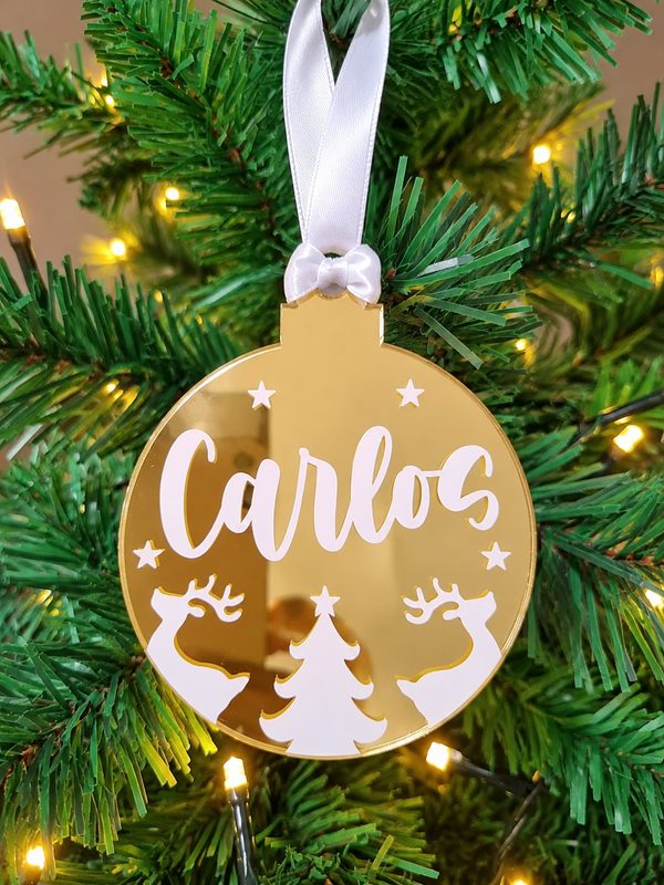 Bolita de Navidad dorada espejo con el nombre Carlos en blanco