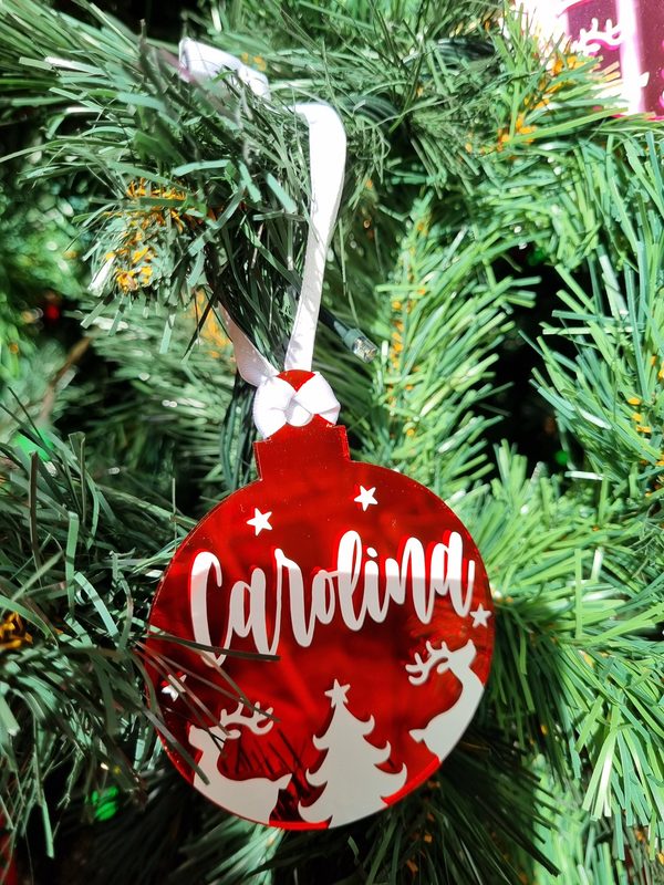 Bolita de Navidad roja espejo con el nombre Carolina en blanco