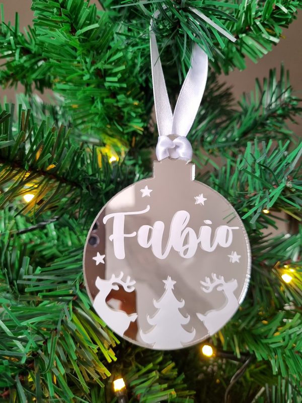 Bolita de Navidad plateada espejo con el nombre Fabio en blanco