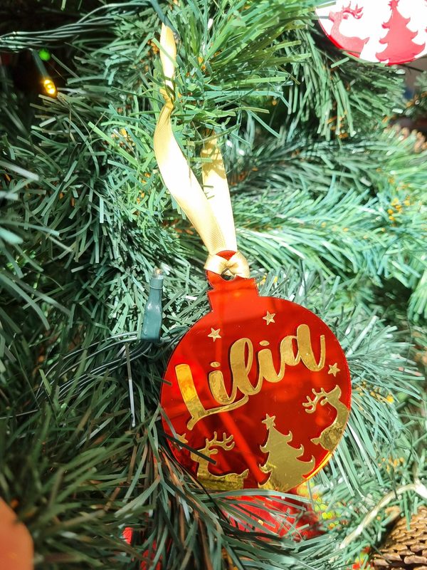 Bolita de Navidad roja espejo con el nombre Lilia en dorado