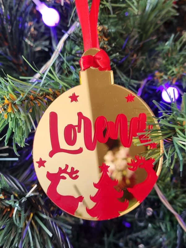 Bolita de Navidad dorada espejo con el nombre Lorena en rojo