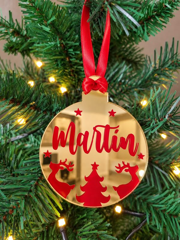 Bolita de Navidad dorada espejo con el nombre Martín en rojo