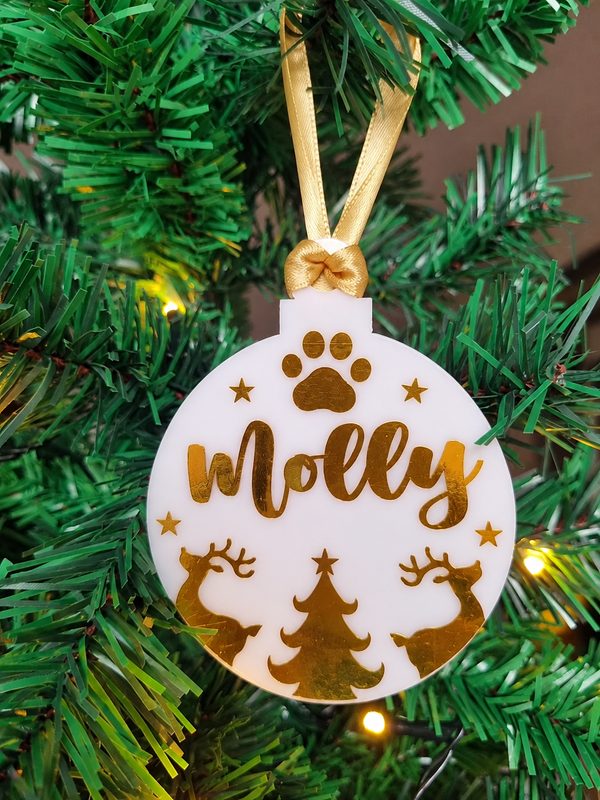 Bolita de Navidad blanca para mascota con el nombre Molly y huellita en dorado