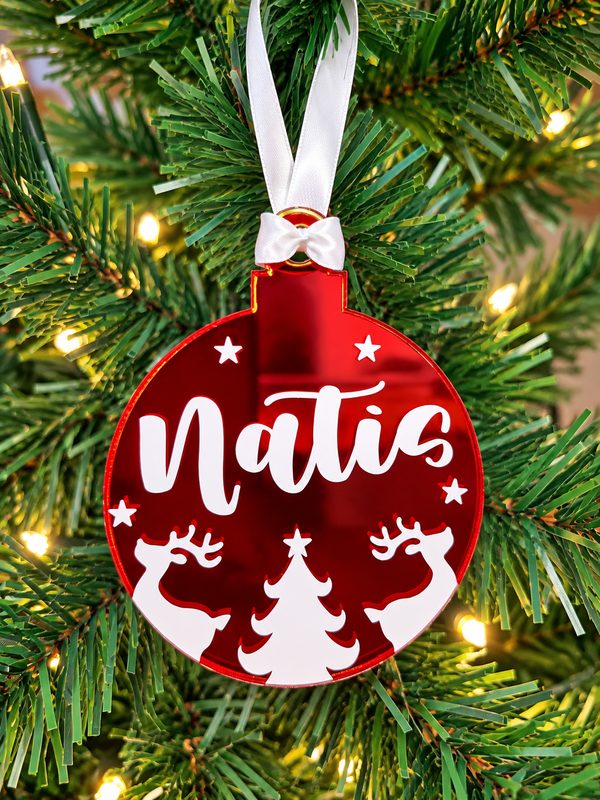 Bolita de Navidad roja espejo con el nombre Natis en blanco