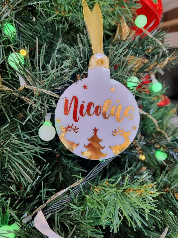 Bolita de Navidad blanca con el nombre Nicolás en dorado y rojo