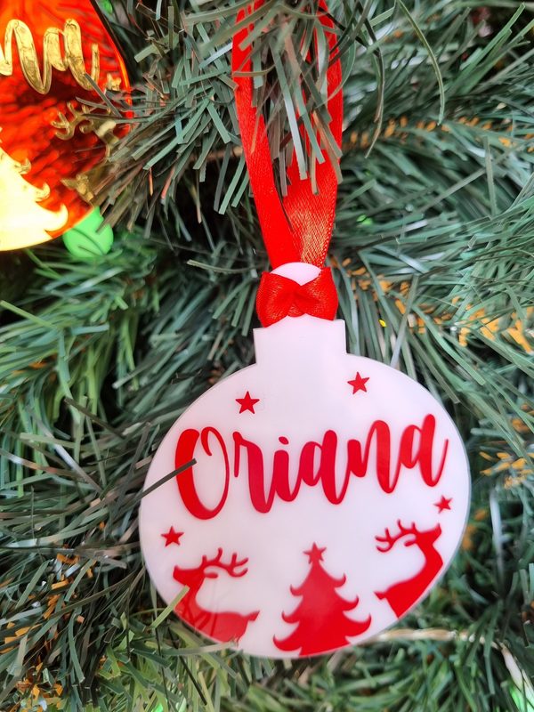 Bolita de Navidad blanca con el nombre Oriana en rojo