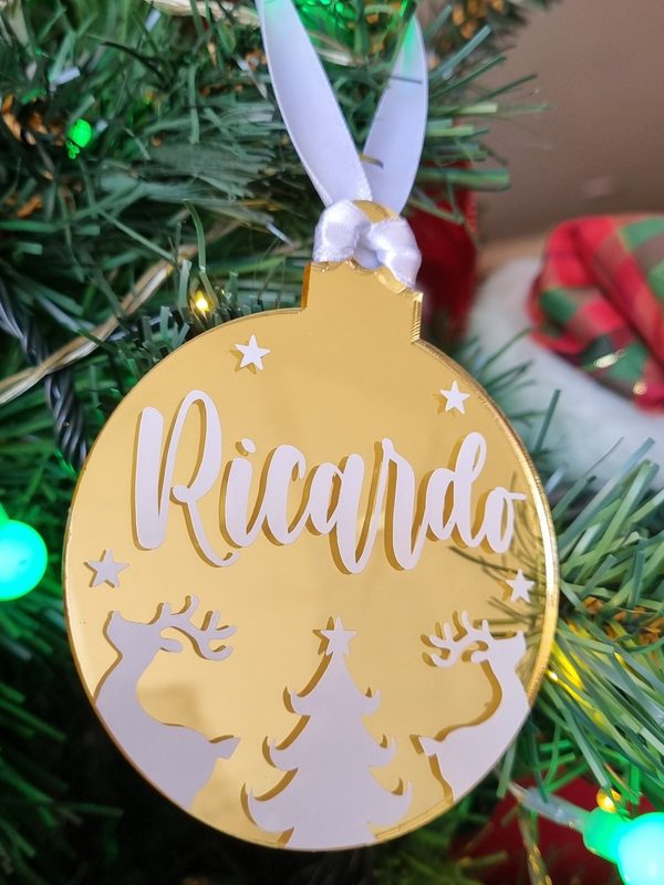 Bolita de Navidad dorada espejo con el nombre Ricardo en blanco