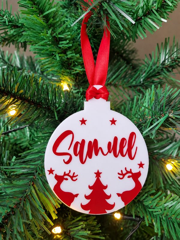Bolita de Navidad blanca con el nombre Samuel en rojo